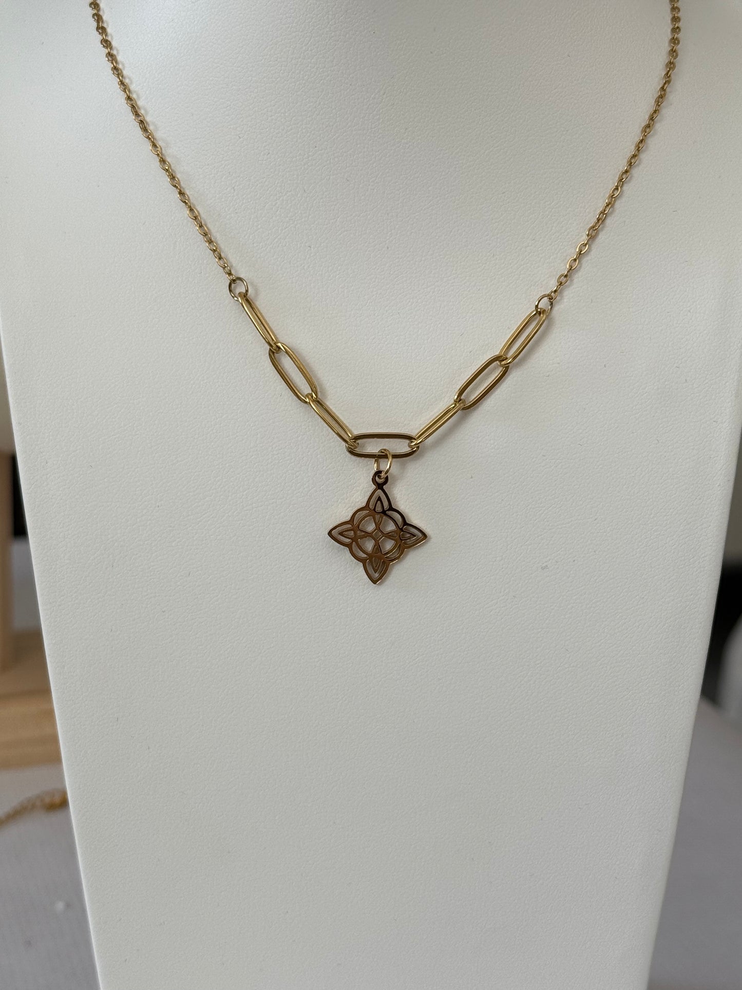 Collar Nudo de Bruja