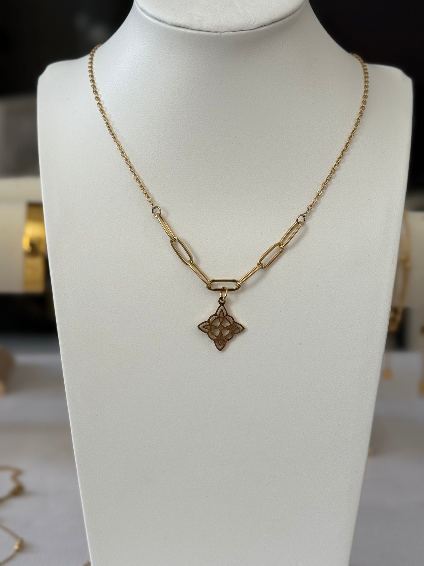 Collar Nudo de Bruja